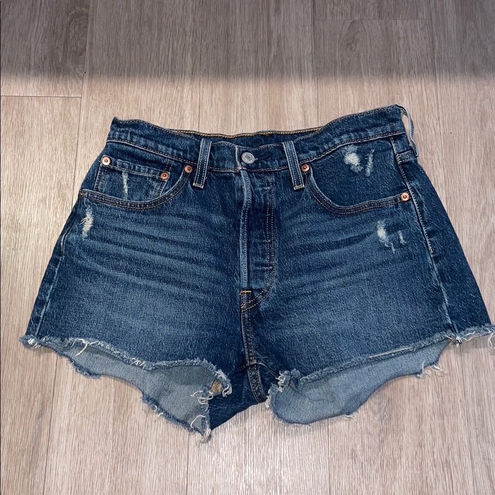 Levi's Women's 501 Original High-Rise Jean
Shorts size 28 - Picture 6 of 7